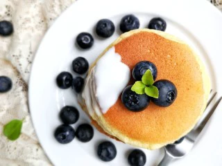 舒芙蕾——给你做舒芙蕾的人 一定很爱你,出锅后在做好的松饼上淋上酸奶就可以啦~也可以根据自己的情况,筛上糖粉,挤上奶油或者是加上棉花糖,巧克力粉之类的进行装饰。