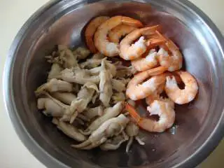 意大利海鲜色拉,剥壳