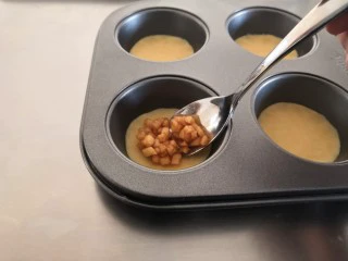 苹果奶酥小挞,在挞底放入苹果馅。