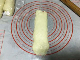 北海道吐司（70%冷藏中种）,第二次擀，擀成长条，自上而下卷起，口捏紧