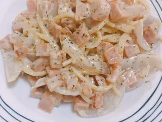 火腿奶油意面,1️⃣1️⃣ 出锅，倒入适量罗勒碎（可加可不加）摆盘，完成～