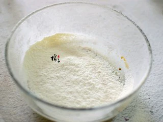 十味 高纤低脂燕麦饼干,低筋面粉和小苏打粉混合过筛入红糖水中，加盐