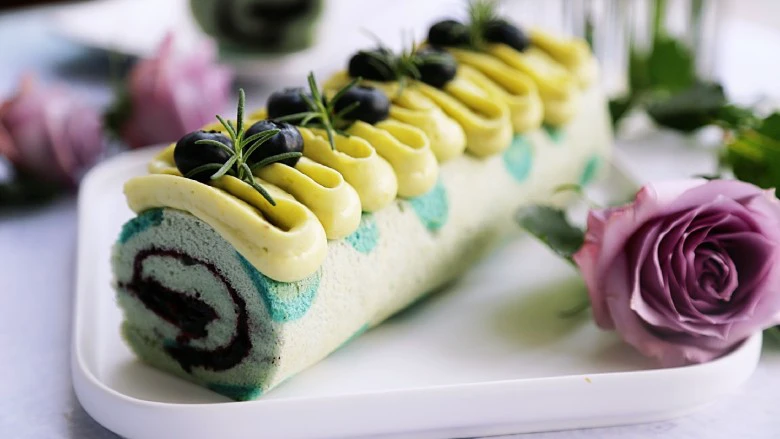 百变水果 蝶豆花蛋糕卷.百香果蓝莓馅