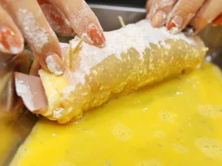 蓝带爆浆鸡排,再裹上蛋液