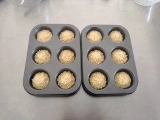 苹果奶酥小挞,烤箱预热170度，将苹果奶酥放入烤箱中层，烤20—25分钟左右。