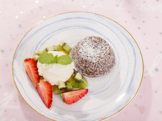 “冰火两重天”的巧克力熔岩蛋糕，越吃越上瘾！,将烤好的巧克力熔岩倒扣在碗中，装饰上水果，再挖一大勺香草冰淇淋，巧克力熔岩就做好啦，开吃咯~ 