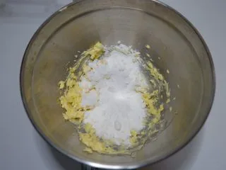 咸香芝士曲奇饼干,筛入糖粉。