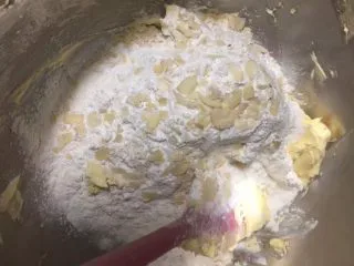 扁桃仁一口酥,加入15g扁桃仁,用硅胶铲翻拌均匀