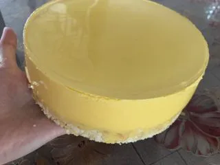 芒果慕斯蛋糕,敷 热毛巾,脱模。