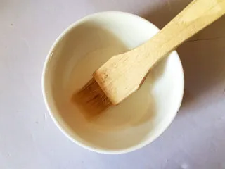 红豆抹茶巧克力慕斯,搅匀调和成糖酒液。