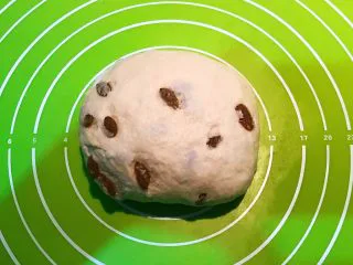 超软的葡萄干小餐包,面团揉好了