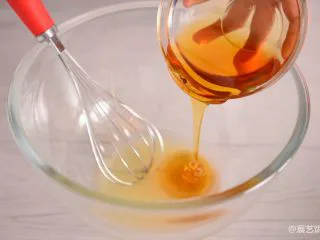 【烘焙配方】经典广式月饼,月饼糖浆加枧水和烘焙油一起手动打蛋器搅拌均匀