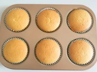 果味长崎纸杯蛋糕,烤好的蛋糕出炉直接在六连模中晾凉;