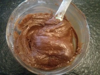 来自冬天的温暖—重芝士布朗尼蛋糕,慢慢翻拌均匀。