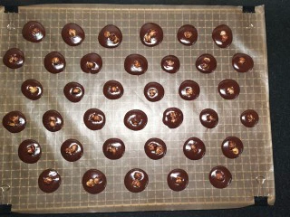 网红夏威夷果仁可可脆脆巧克力片 香港珍妮聪明小熊夏威夷果仁巧克力脆脆,20.再把包裹了巧克力蜂蜜黄油的果仁放在巧克力脆脆面糊上面中间，根据巧克力脆脆大小每个上面放2+4颗粒；