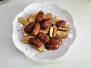 红糖发糕的家常做法（1个蛋）,准备好红枣片