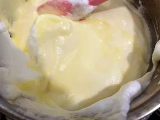 海苔肉松小贝,最后全部蛋白跟蛋黄糊混合翻拌