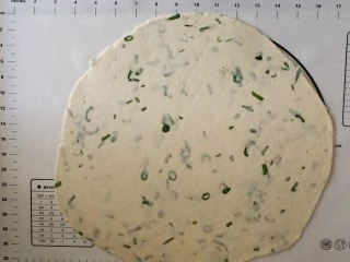 香葱苏打饼干,把面团擀成薄饼，尽可能的擀薄，因为烤的时候还发