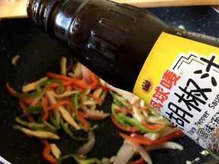 西餐之黑椒鸡丝意大利面,加入适量的黑胡椒汁