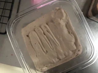 梦龙脆皮盒子,再挤一层巧克力奶油。