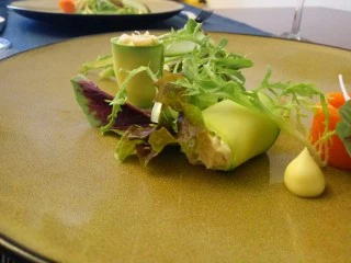 黄花鱼遇上西餐,最后放上紫叶生菜。