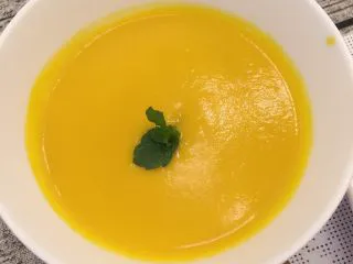 奶油胡萝卜汤,盛出。