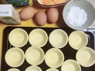 浓香蜜瓜蛋挞,准备好食材。哈密瓜、牛奶、淡奶油、低筋面粉、鸡蛋、白糖、蛋挞皮。