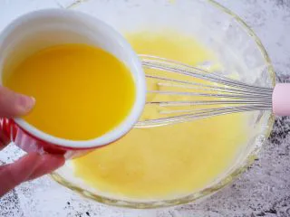 双色玛德琳蛋糕,加入黄油，搅拌均匀