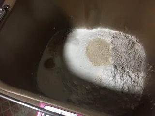 披萨就要自己在家才爽——— 杂锦芝士披萨,首先制作披萨皮：面团材料按液体到分类，酵母和盐要对角放，除了黄油以外都放入面包桶，也可以手揉