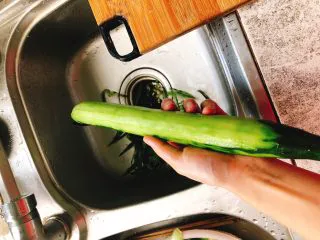 白灼沙拉三文鱼-西餐、年夜饭,接下来做摆盘用品。 黄瓜与胡萝卜洗净去皮。