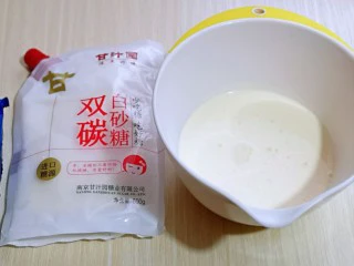 零失败~奶油泡芙 外酥内软吃出幸福甜蜜,准备奶油打发,淡奶油倒入器具中,加入白砂糖,电动打蛋器打发即可。 我用的是无硫双碳糖,家中有老人的可以用它家的木糖醇 不含蔗糖,送礼过节食用都很好。