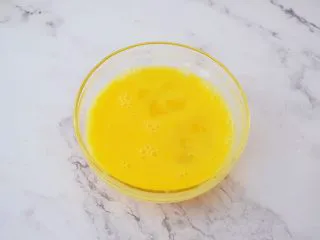 抹茶曲奇（玉米油版）,鸡蛋打散