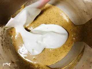 纯享红茶奶油蛋糕,取1/3蛋白与蛋黄糊混合,翻拌均匀。这一步和下一步挺关键,混合不均匀会引起凹低、塌陷等一系列问题