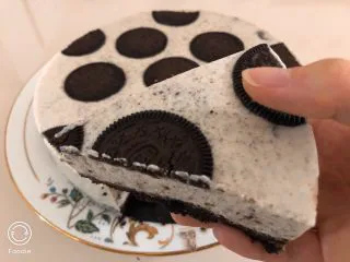 胜过冰淇淋蛋糕的「奥利奥冻芝士蛋糕」,脱模后忍不住吃了一块，吼吼吃😋完胜冰淇淋蛋糕哦！