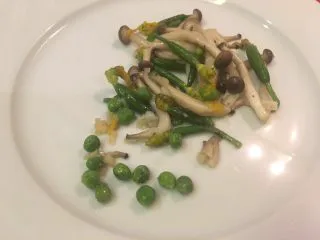 迷迭香烤羊排套餐,先摆好配菜