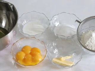 瑞士蛋糕卷之雪融蛋糕,做圣诞应景美食,准备好食材,蛋黄,蛋白需要称重,蛋黄大约用了5.5个,蛋白2.5个。