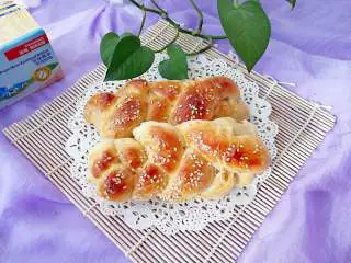 果酱辫子面包,皮脆内软，很好吃。