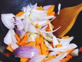 鲜虾芝士焗饭, 先将洋葱、胡萝卜先下锅翻炒出香味。
