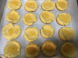 酥掉渣的桃酥,剩下来的一半蛋液，刷到中间压扁的地方。