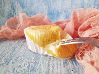 奶酪戚风纸杯,组织细腻松软，又带着奶酪香