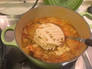 迷迭香烤羊排套餐,将通心粉加回去蔬菜汤再次煮开即可