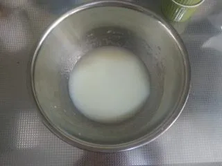 烘焙基础——戚风蛋糕,用手动打蛋器搅拌至砂糖融化,牛奶与玉米油形成乳化,如图中所示状态。