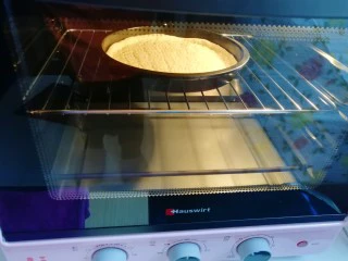 百变水果 水果披萨,烤箱提前190度预热。 将披萨饼皮送入预热好的烤箱，上下管190度烤10分钟。