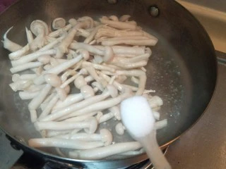 健康低卡香煎鲈鱼,加入一勺盐调味。