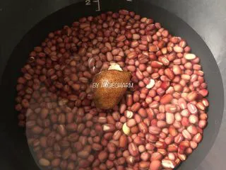 无油陈皮红豆馅小面包,红豆洗干净浸泡一晚上。过水两遍，倒进压力锅，加入红豆两倍高度的水，新会陈皮一片。无压力锅就要耐心煮哦，可能需要两小时。