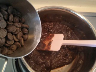 最“柔软”纸杯蛋糕☕—爆浆巧克力,倒入50克黑巧克力。