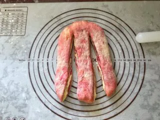 女王大理石纹吐司,用锋利的刀子分成三份，顶端保留完整。