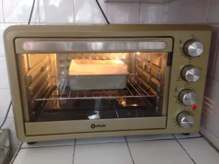 超柔软的棉花蛋糕,烤盘里装热水,放东菱烤箱最下面一层,模具放烤架上,放倒数第二层。烘烤50分钟。