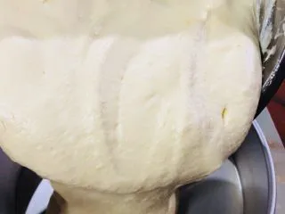 十寸戚风蛋糕（不开裂）,拿出模具，将蛋白霜从15-2.厘米高的地方倒入模具中。这样做是为了消除大气泡。