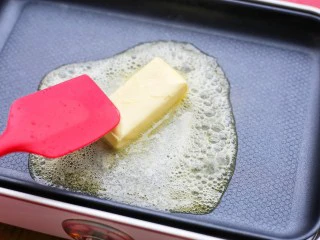 无敌好吃的苹果派,黄油放入平底锅只完全融化。